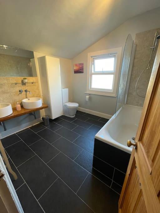 Gloucester Rd 2 Mins Away - Fab, New, Trendy House Бристоль Экстерьер фото