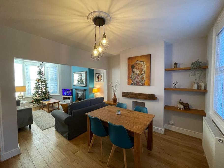Gloucester Rd 2 Mins Away - Fab, New, Trendy House Бристоль Экстерьер фото