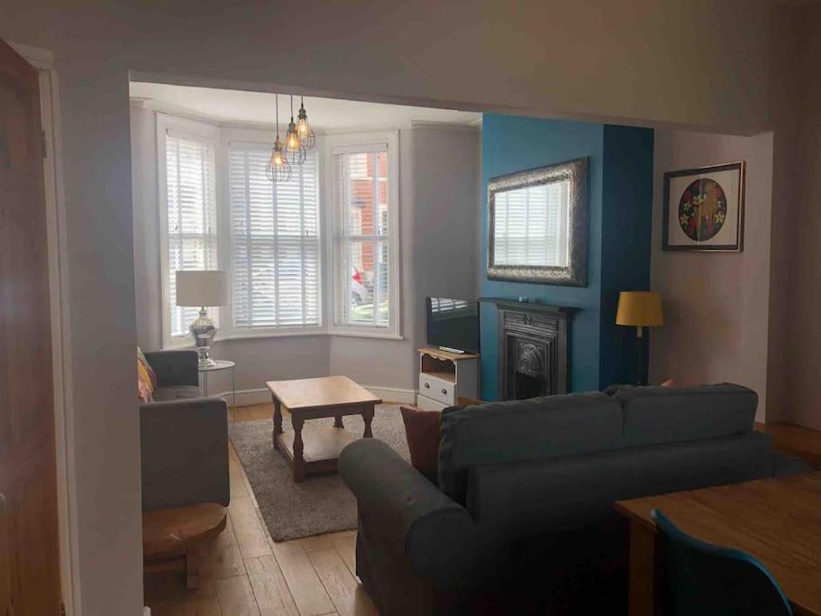 Gloucester Rd 2 Mins Away - Fab, New, Trendy House Бристоль Экстерьер фото